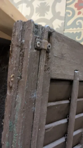 Vieja puerta mallorquina de madera, cuatro ojas