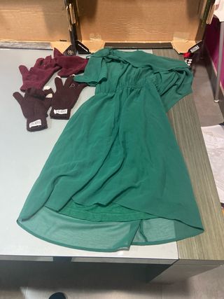Vestido verde de niña guantes marrones