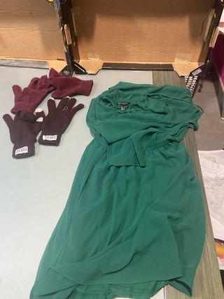 Vestido verde de niña guantes marrones