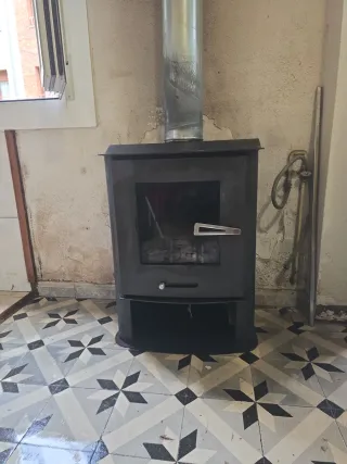 Estufa de leña negra y plateada