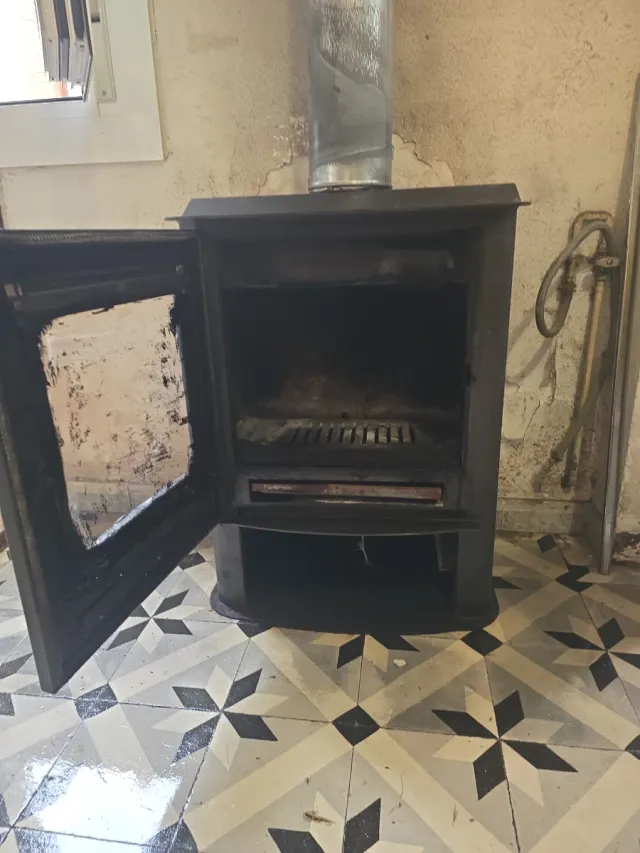 Estufa de leña negra y plateada