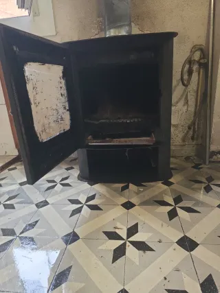 Estufa de leña negra y plateada