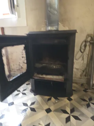 Estufa de leña negra y plateada