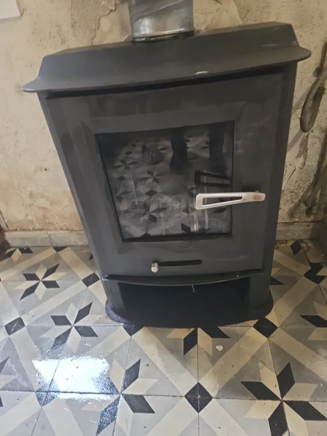 Estufa de leña negra y plateada