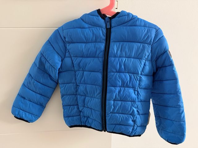 Plumífero azul con capucha para niño Okaidi