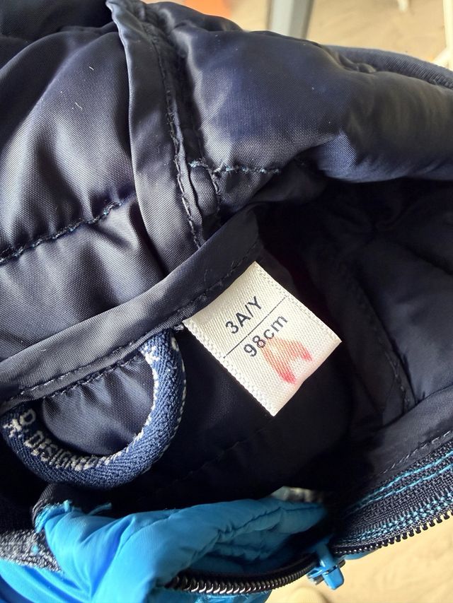 Plumífero azul con capucha para niño Okaidi