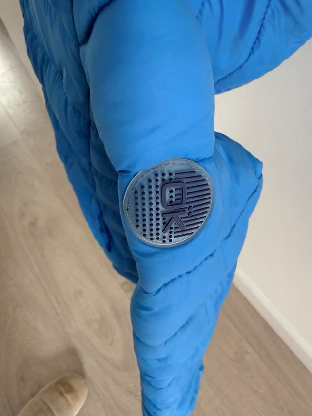 Plumífero azul con capucha para niño Okaidi