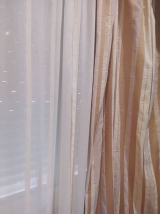 Cortinas y visillos beige y blancos