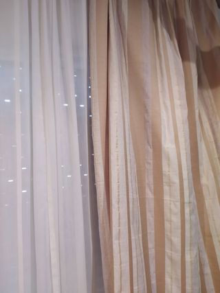 Cortinas y visillos beige y blancos