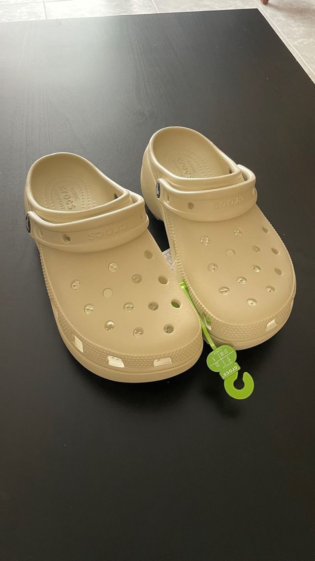 Crocs Beige Talla 37-8 Mujer plataforma