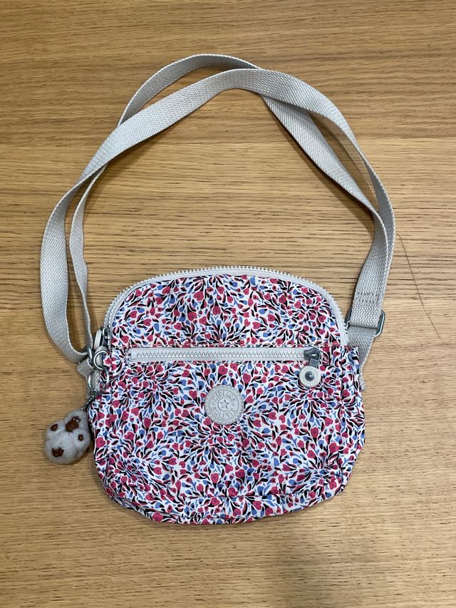 Bolso Kipling estampado floral 24 cms x 22 de alto