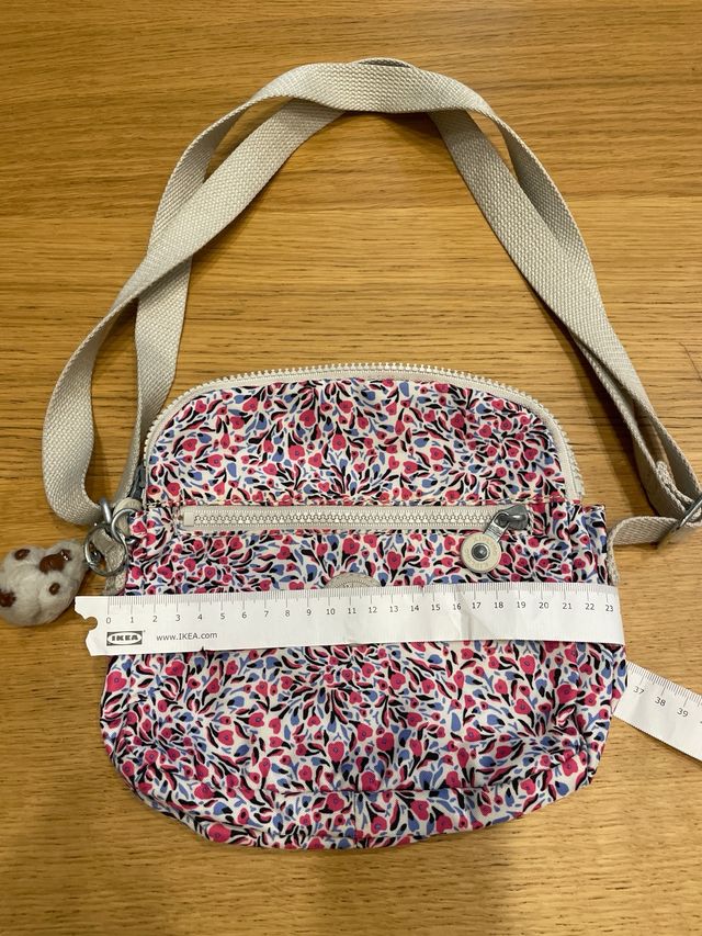 Bolso Kipling estampado floral 24 cms x 22 de alto
