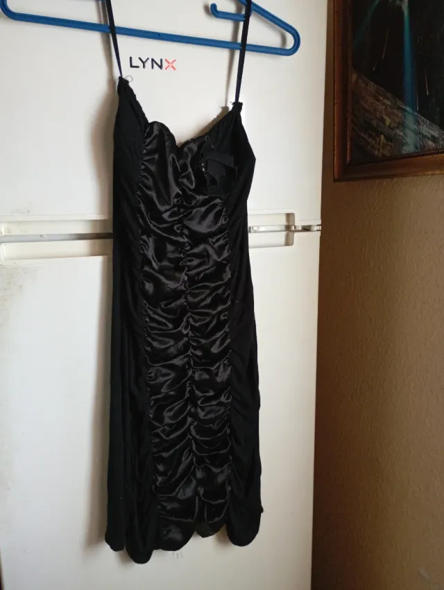 Vestido negro con drapeados