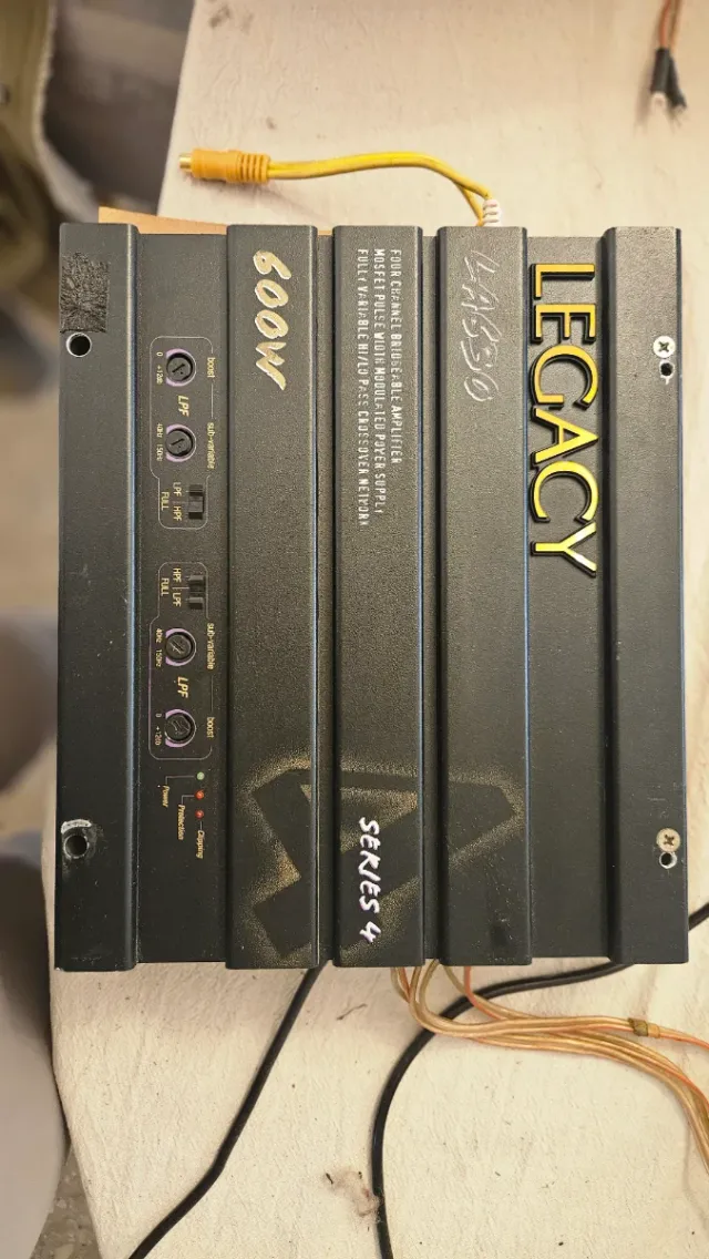 Amplificador Legacy LA330 Serie 4