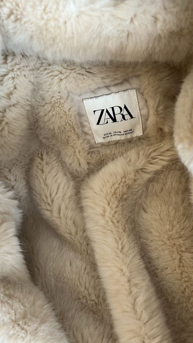 Plumífero beige con capucha y pelo. Corto!