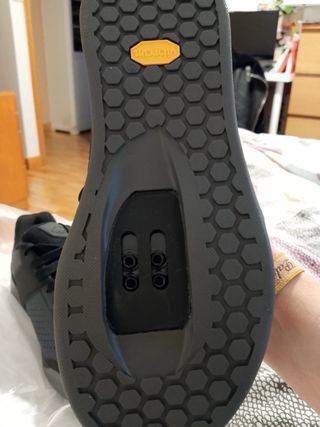 Zapatillas de montaña negras y grises