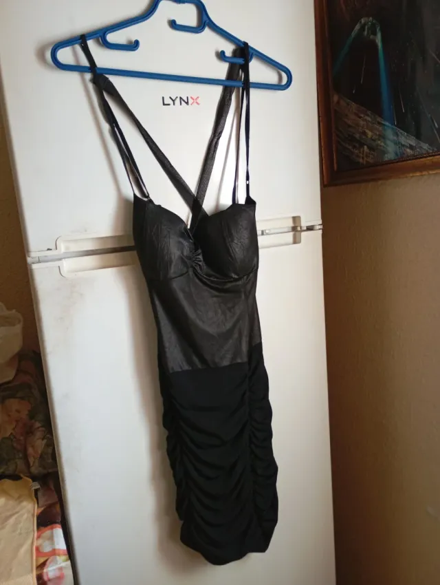 Vestido Negro Ajustado con Tirantes