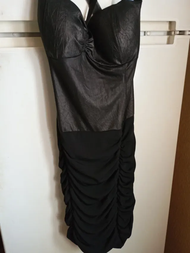 Vestido Negro Ajustado con Tirantes