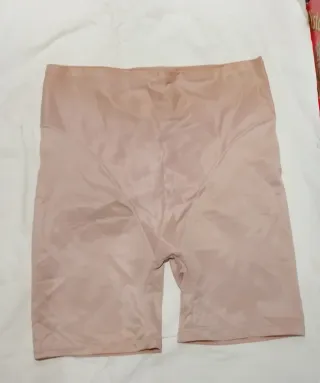 Lencería moldeadora marca Leonisa.