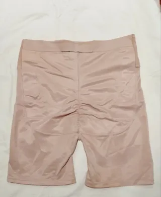 Lencería moldeadora marca Leonisa.