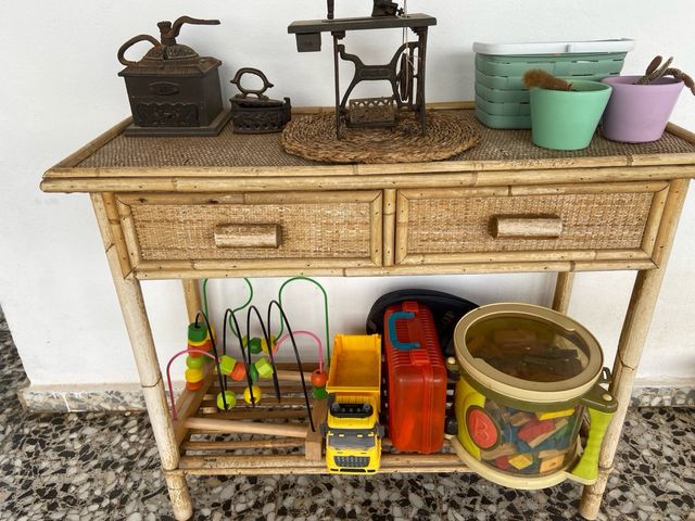 Mueble de mimbre con cajones