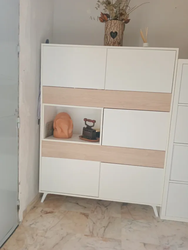 Mueble de salón blanco y madera
