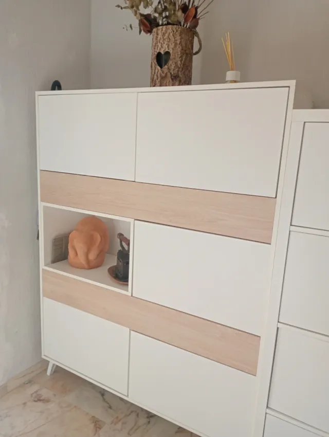 Mueble de salón blanco y madera