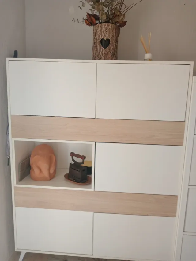 Mueble de salón blanco y madera