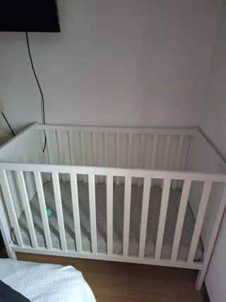 Cuna de bebé blanca y colchón