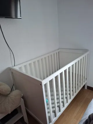 Cuna de bebé blanca y colchón