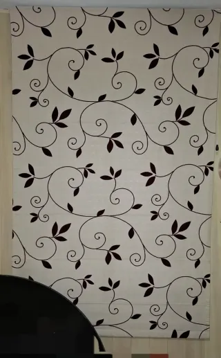 Estor con diseño floral beige y burdeos