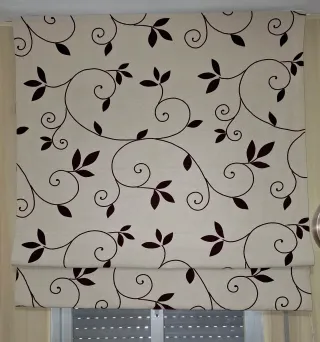 Estor con diseño floral beige y burdeos