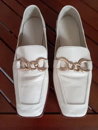 Mocasines de piel beig con eslabones dorados