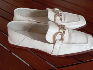 Mocasines de piel beig con eslabones dorados