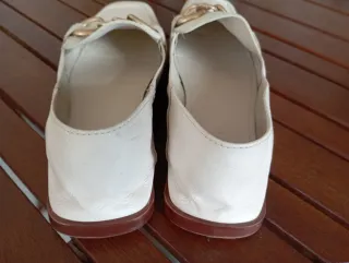 Mocasines de piel beig con eslabones dorados