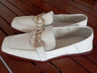 Mocasines de piel beig con eslabones dorados