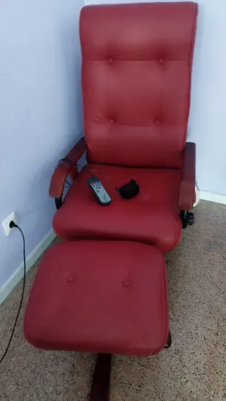 Sillón masajeador con reposapiés rojo