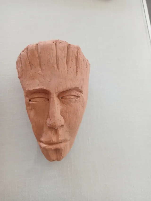 Caras artesanales de barro