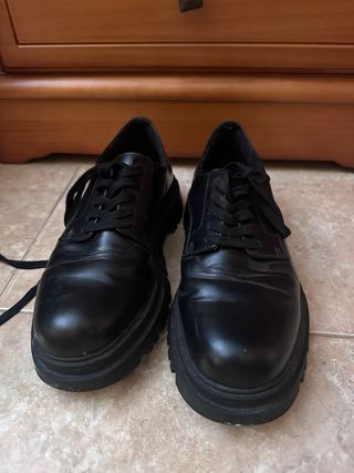 Zapatos negros con cordones y suela gruesa