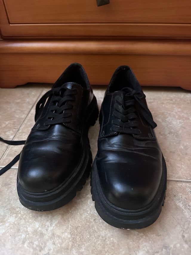 Zapatos negros con cordones y suela gruesa