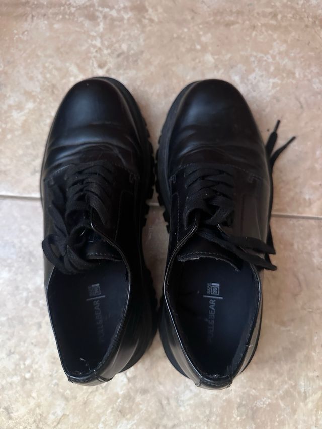 Zapatos negros con cordones y suela gruesa