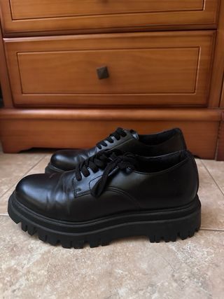 Zapatos negros con cordones y suela gruesa
