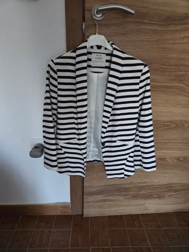 Chaqueta Bershka Rayas Blanco y Negro