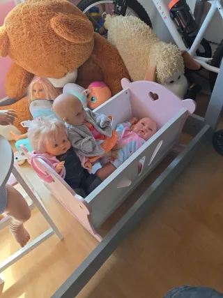 Cuna y trona de juguete para muñecas