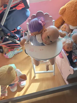 Cuna y trona de juguete para muñecas