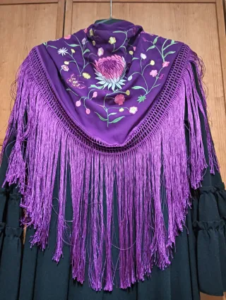 Vestido Flamenca Negro con Mantoncillo Morado