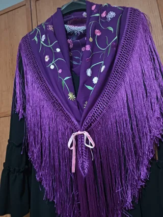 Vestido Flamenca Negro con Mantoncillo Morado