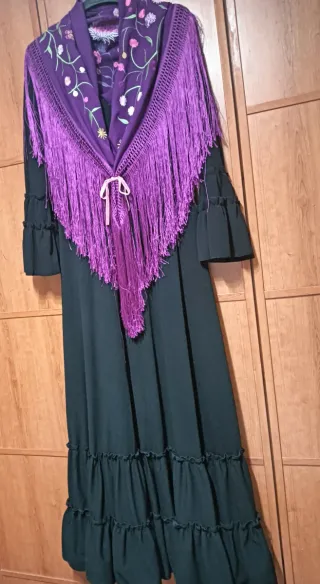 Vestido Flamenca Negro con Mantoncillo Morado