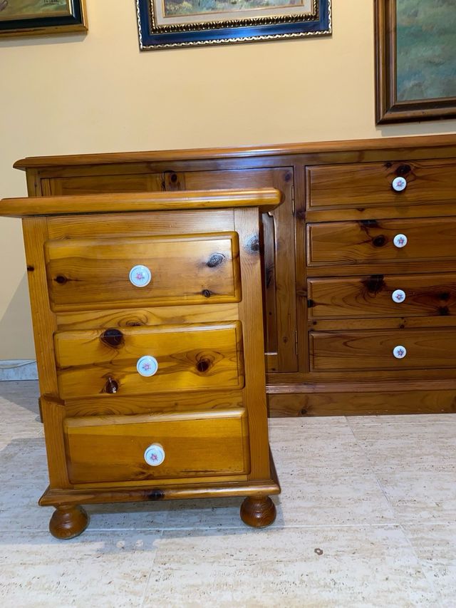 Aparador y mesitas de madera maciza de pino