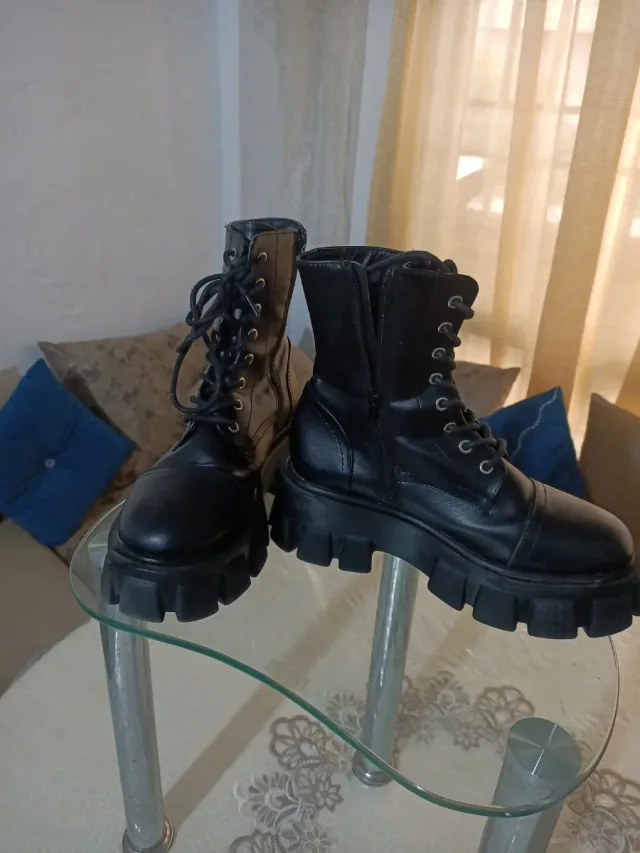 Botines negros con hebilla